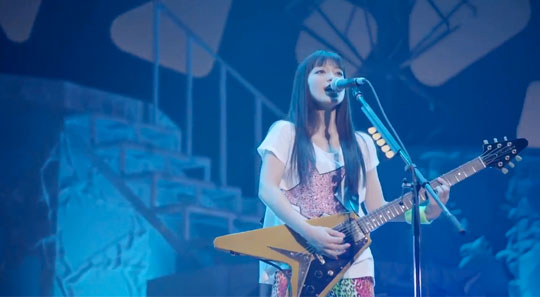 Miwaの持っているギターは ギブソンとアコギとフライングv Miwa
